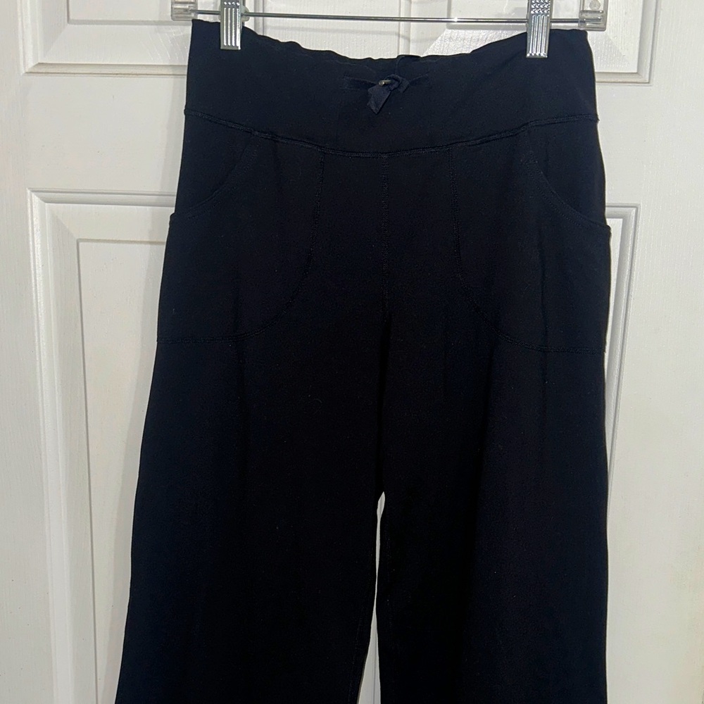 Lululemon Old Style, Good Condition. MINOR PILLING . SZ4
